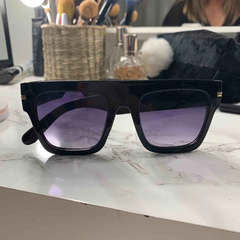 Ett par coola solglasögon ifrån River Island. Köpte de för 250:- och har knappt använts då jag inte passar i dem (spontanköpte dem). Köparen betalar halva frakten!. Accessoarer.
