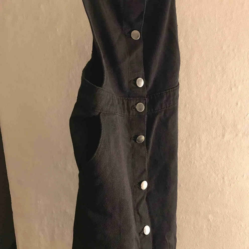Hängselklänning i liknande jeans material fast väldigt mjukt. Använd 1 gång. Från H&M.. Klänningar.