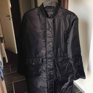  - En lång bomberjacka i nyskick från Sally&Circle. Köparen står för fraktkostnaden 💜