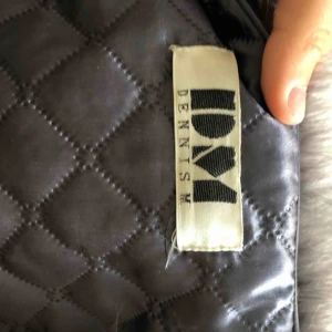  - Använd endast 3 gånger. Fake päls såklart. Väldigt varm och skön av sig. Storlek m men skulle mer säga som S