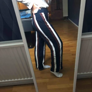  - Randiga byxor från bik bok. Sytt upp dem för att dem är för långa för mig men annars är dem ungefär 5cm längre. Aldrig använda. Köparen står för frakten 