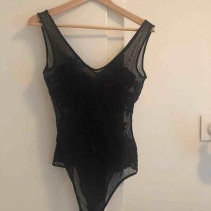  - Svart mönstrad body från Bikbok. Använd ett par gånger. 