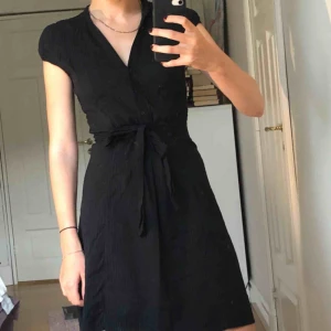  - Svart klänning i fint skick! Det är ingen fläck bara smutsig spegel :c