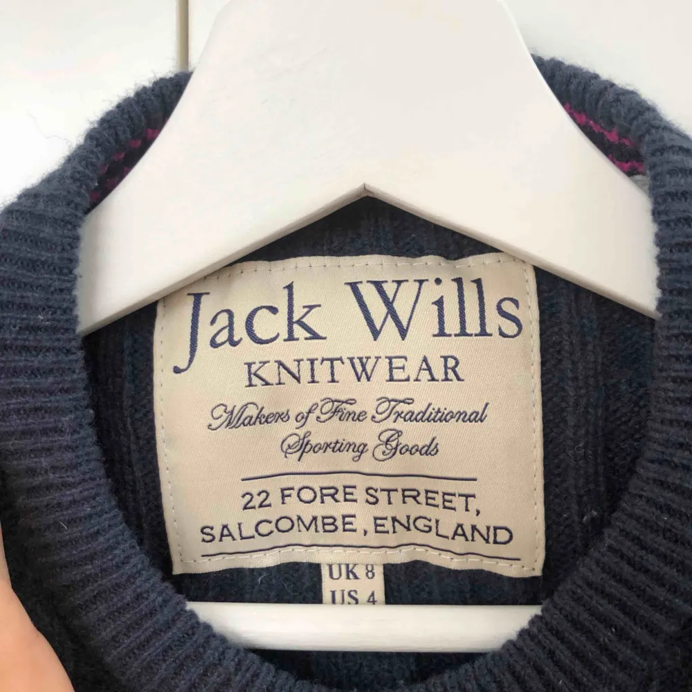 Marinblå, kabelstickad tröja med rosa märke från Jack Wills. Storlek UK 8 vilket motsvarar 36 i EU. . Stickat.