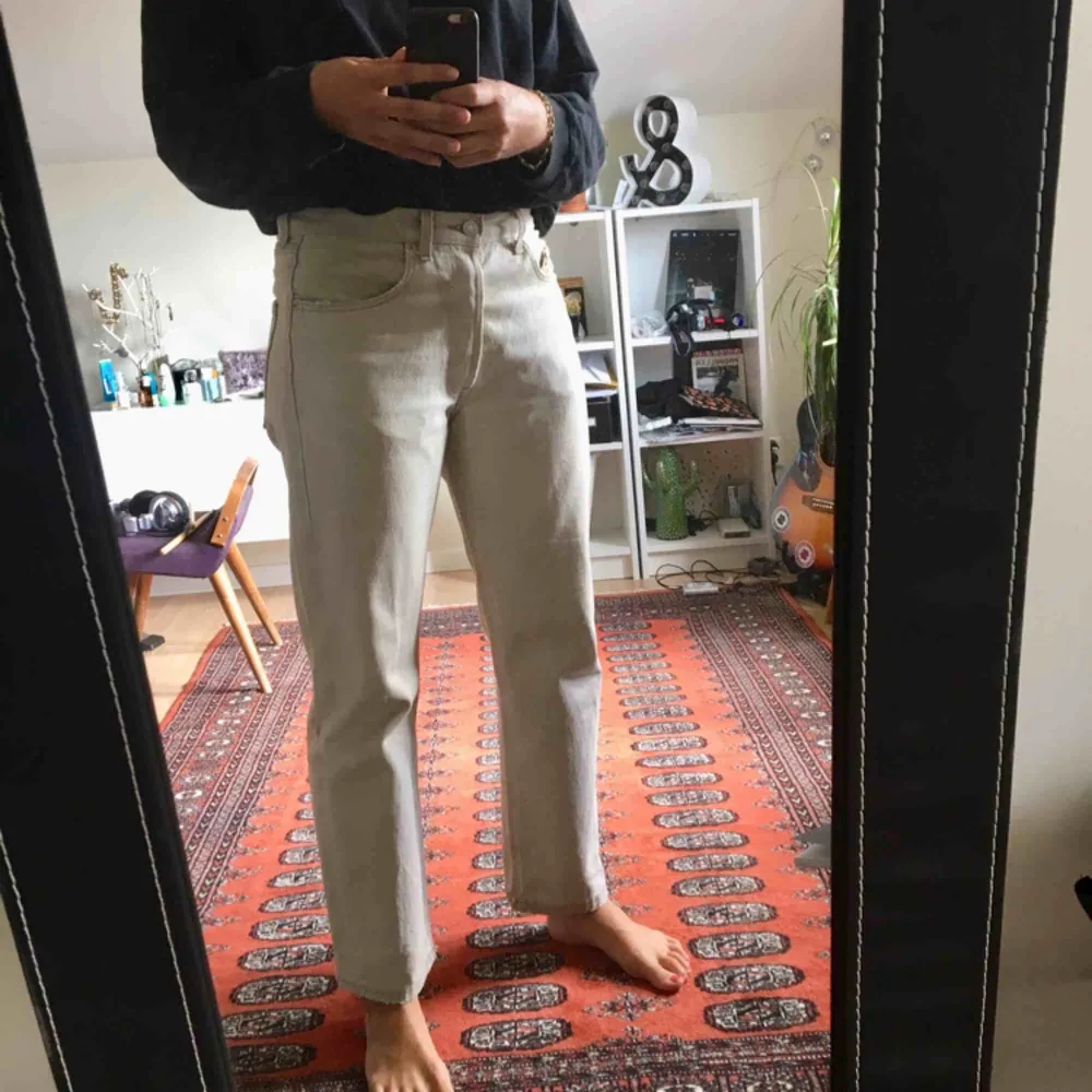Vintage Levi’s jeans i en creme-vit färg.  Rak i modellen & låg midja.  Använda 1 gång av mig. 🌟 Frakt tillkommer.  . Jeans & Byxor.