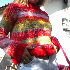  - Mycket fin färgglad tröja, passar perfekt till lite kallare sommarkvällar eller för att matcha höstens alla färger🥰💗🌈🌅 Vet inte vart den är ifrån då lappen är borta
