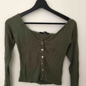  - ”Off shoulder” tröja från bikbok i storlek xsmall. Sitter riktigt snyggt på axlarna med snygga knappar som detaljer. 