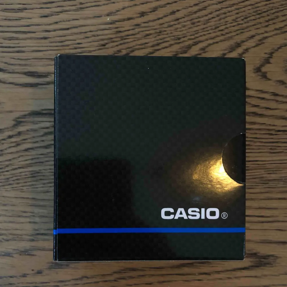 Söker en ny ägare till denna oanvända Casio-klocka som aldrig kom till användning innan jag bestämde mig för att bli minimalist. Klockan fungerar prima och har kvar lådan som ni kan se. Trots att man har klocka på mobilen så ser du COOL ut i denna. . Accessoarer.