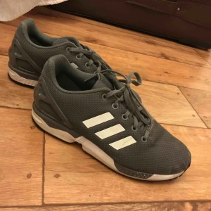  - Gråa Adidas ZX FLUX storlek 38 1/2 Inte använda mycket Köpta för 1500kr Skriv för fler bilder