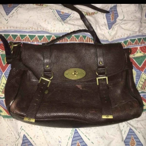  - Mulberry Alexa i äkta läder. Köpt på en vintage butik för ett tag sedan, så har några år på nacken. Därmed en del slitage (se bilder). Har använt själv mycket också, men har massor kvar å ge! Kan tänkas sänka priset