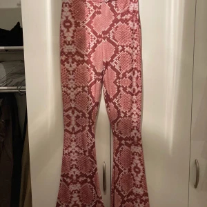 Ormskinnsbyxor strl M - Nästan oanvända Ormskinnsbyxor. Finns i Sthlm. Kan mötas upp alt skicka! Mottagaren betalar frakt. 