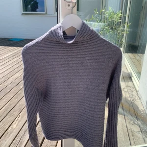 Stickad lila tröja  - En sååå fin och skön tröja från Bikbok i perfekta lila färgen! Storlek xs men passar större också. Köparen står för frakten 🤩