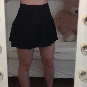 Svart american apparel kjol / strl S - (ON HOLD) Som ny. Svart american apparel kjol i storlek M, men sitter mer som en S 🕷