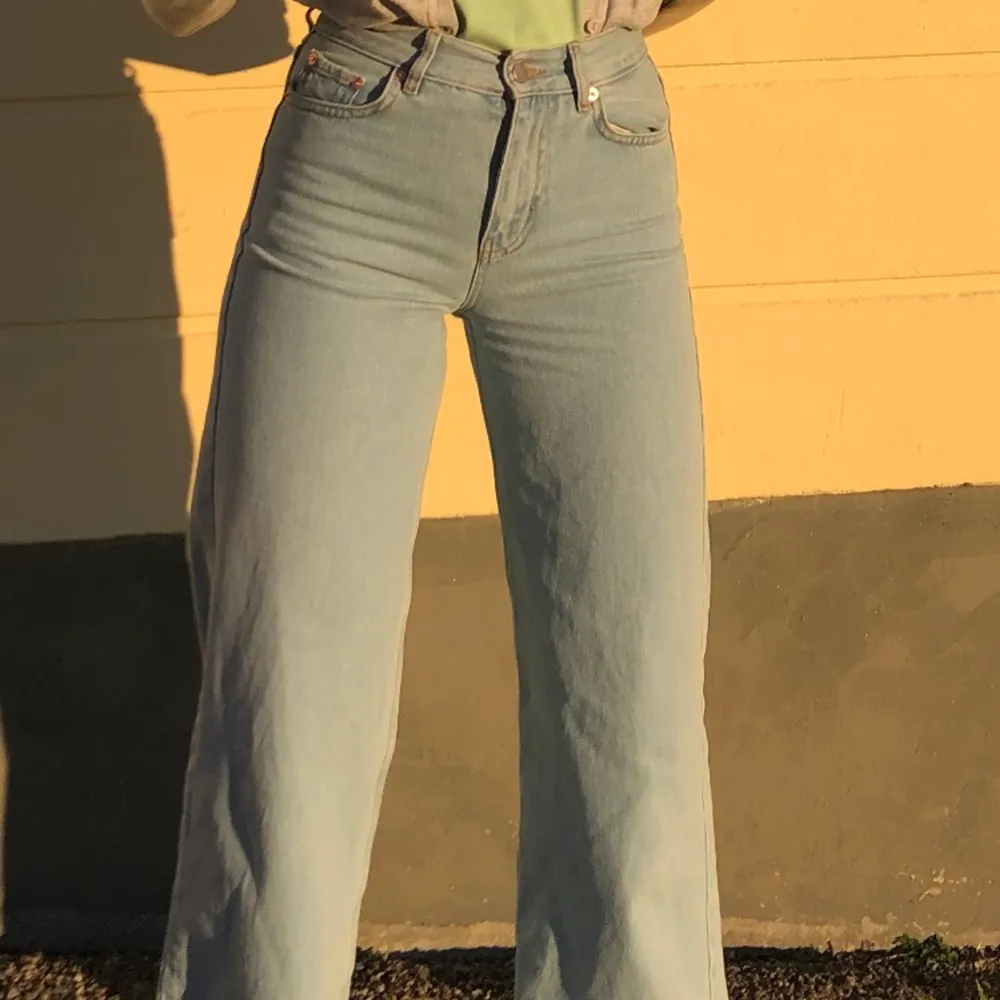 Pastellgrön ”stickad” tröja, jeans från junkyard i storlek 26, skor Nike Jordan . Jeans & Byxor.