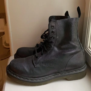 Dr. martens skor - Fina Dr.Martens skor i svart/ skimrande! Möts upp i sthlm annars står köparen för frakt 💛