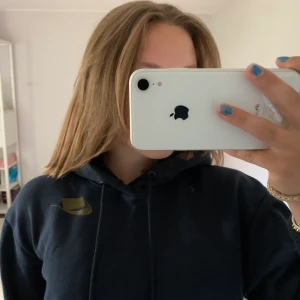 Nike Hoodie  - Jättefin marinblå hoodie från Nike, säljer den då ja tycker att den ej kommer till användning, använd Max 3 gånger men är köpt för ca 2 år sedan för 450kr, står Nike med skrivstil på sidan av ryggen