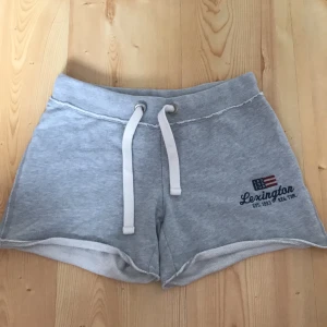 Mjukisshorts från Lexington - Gråa mjukishorts från Lexington. 