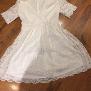 Nelly Spets klänning. - Super fin klänning som jag köpte förra året för min student. Aldrig använd för att jag tyckte inte att den passade som jag ville. Enligt mig så är den för fin att ha till vardags. Jag är en 158 cm lång om någon är intresserad men är längre en mig.