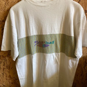 Retro t-shirt - Retro t-shirt från 90-talet med tryck. Ganska välanvänd, därav retrokänslan. 🔥 Köparen betalar frakt! Hör av er vid frågor ✨