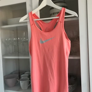 Träningslinne Nike - Träningslinne storlek M. Mycket sparsamt använt. Frakt tillkommer med 42kr.