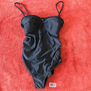 Oddmolly baddräkt  - Jätte fina baddräkt från oddmolly helt ny och är oanvänd säljer pga att det inte kommer till användning lappen och det är kvar, köparen står för frakt!