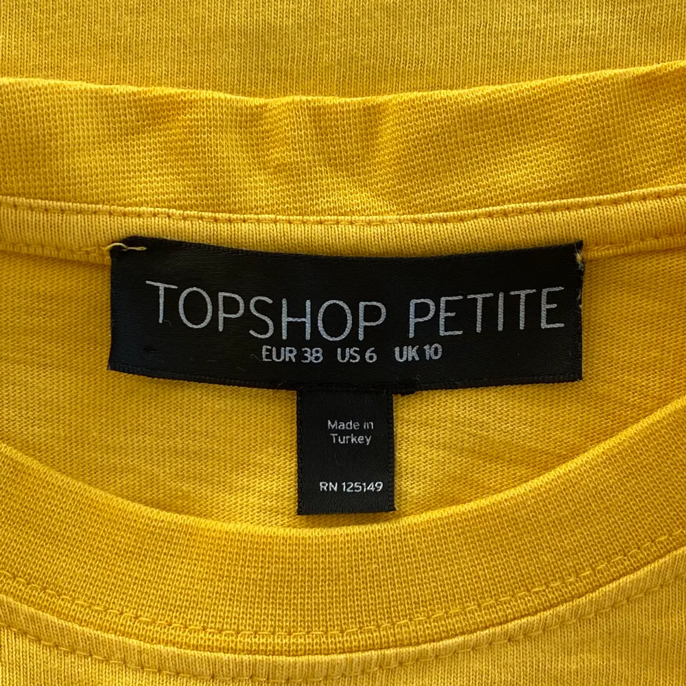 Topshop petite yellow cropped Tee-shirt. Rolled up sleeves. Size 38. Perfect condition, never worn.. T-shirts.