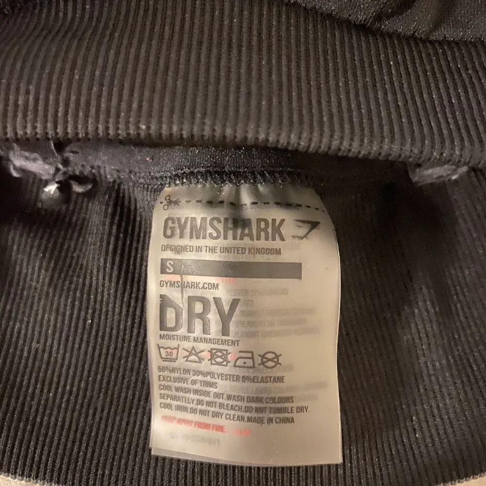 En svart sport-bh med gråa detaljer från Gymshark. Säljes pga för liten för mig. Övrigt.