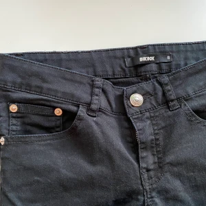 Svarta jeans  - Svarta jeans. Bra skick! Köparen står för frakt.