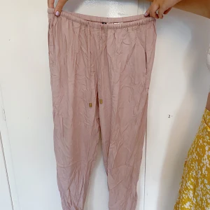 Rosa byxor  - Rosa tunna byxor. Använd fåtal gånger.  Köparen står för frakt.