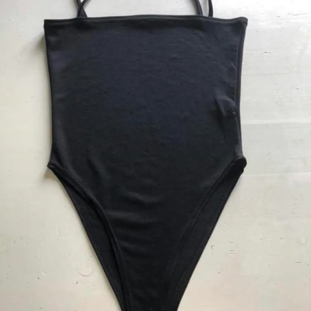 Bodysuit från Boohoo med high leg och square neckline. Aldrig använd. Storlek 8 (UK) 36 (EU). Kan skickas mot fraktkostnad på 35kr.. Toppar.