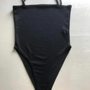 Bodysuit strl 36 - Bodysuit från Boohoo med high leg och square neckline. Aldrig använd. Storlek 8 (UK) 36 (EU). Kan skickas mot fraktkostnad på 35kr.