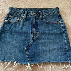 Jaens kjol  - Väldigt ba skick, nästan som ny !❤️ storlek 25 skulle säga att det är ungefär storlek S❤️❤️Köparen står för frakten !❤️ Priset kan diskuteras❤️