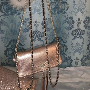 Zadig väska  - Zadig rock nano bag i en rosé färg med guld detaljer, super fin och passar perfekt nu till sommaren. 1000kr. Toppskick💞
