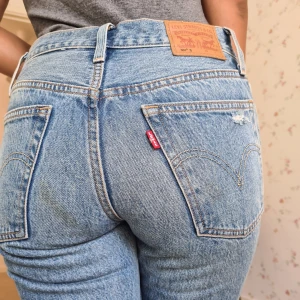 Strl W24  L28  - Säljer mina älskade jenas från Levi's 501😂❤ som tyvärr inte används längre.De har blivit för små för mig😊 suppfina och i gott skick. Storlek W24 L28 med medium midja och jag är 158 cm lång 😇😊Ingår frakten🤗