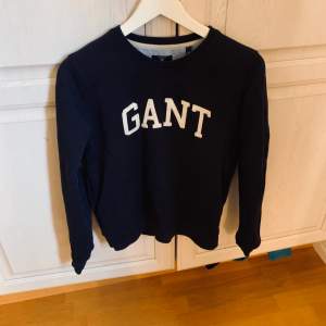 Marinblå Gant tröja, storlek S, fint skick, frakt tillkommer🌼