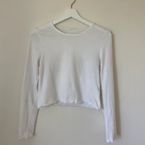 Basic - Vit basic tröja från HM, använd några få ggr. Kan mötas i Örebro, annars står köparen för frakten🌸