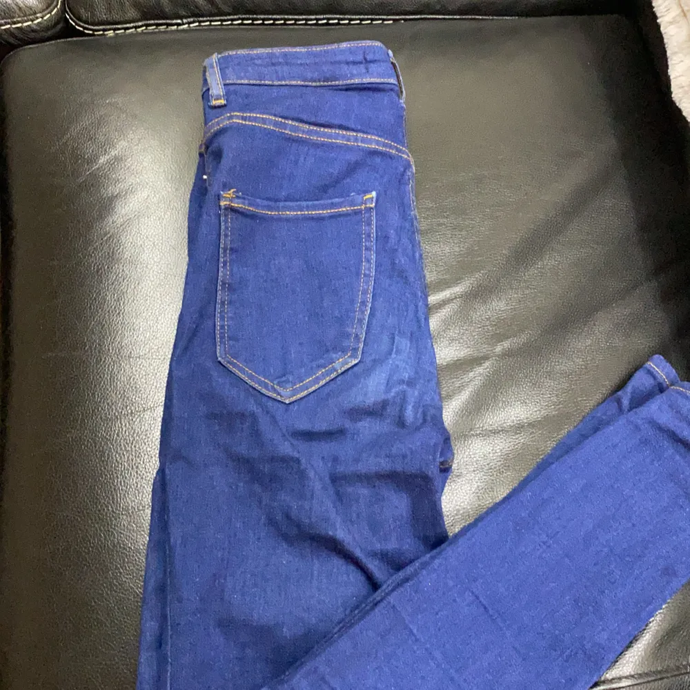 Mörkblåa highwaisted Molly jeans. Storlek S men passar även XS. Säljer dessa pågrund av att dom är för små för mig. Använda fåtal gånger. Pris kan diskuteras! . Jeans & Byxor.