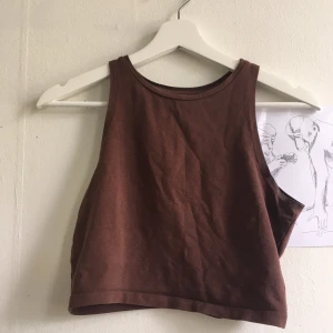 Vinröd croptop från Monki - Vinröd croptop från Monki. Köparen står för frakt 