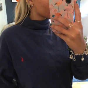 Ralp lauren polo tröja - Super snygg äkta ralp lauren tröja. Köptes på weekdays second hand för 450kr. Super bra skickt, säljer då den inte har kommit till användning. Köparen står för frakten🌸 buda från 350kr