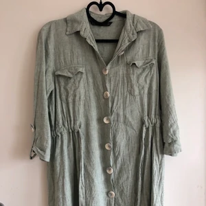 Mintgrön linneklänning  - Klänning från chiquelle