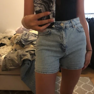 Jeansshorts från pull and bear strl 36 - Knappt använda, går även att vika upp om man vill de! Frakt tillkommer.