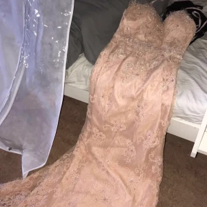 Rosa/beige klänning storlek 38  - Balklänning använd en gång massa detaljer på sitter tight 