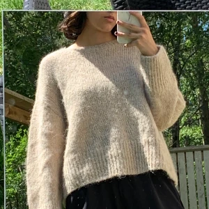 Stickad tröja från hm  - Använd fåtal gånger.                                                        Frakt tillkommer kan även mötas upp i Göteborg. 