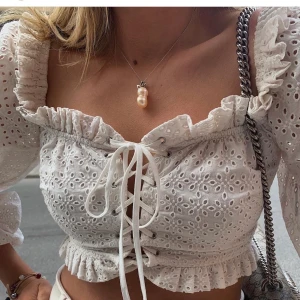 Off shoulder - Off shoulder blus från NAKDxAFJ. Svår att visa på bild därav lånade bilder från na-kd.con och Zennufer.  Använd 3ggr. Kan mötas upp i centrala Västerås eller Leksand. Skickas på poster mot en fraktkostnad på +69 kr. - Finns på fler sido