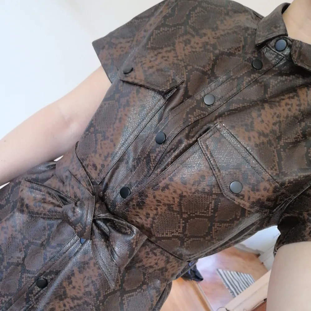 Jättefin skjortklänning i ormskinnsmönster från Stradivarius i storlek M. Har endast blivit använd en gång, därför hoppas jag att den kan bli använd mer av någon annan 💕 150 kr + frakt, kan även hämtas i gbg 😍. Klänningar.