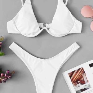 SHEIN - Jättefint bikini set från SHEIN. För liten på mig annars superfin! Hela setet för 100 kr. 