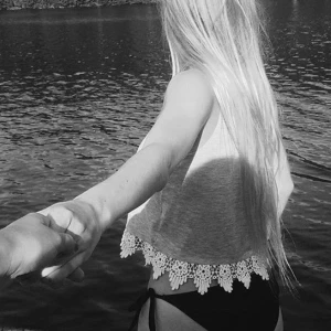 Grå croptop med detaljer - Grå croptop från H&M med virkning nedtill. Använt fåtal gånger, XS