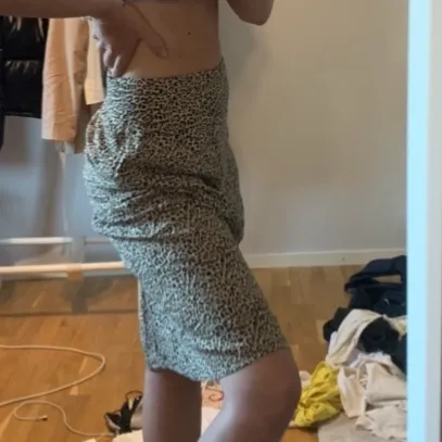 Söt leopard kjol från hollister, sparsamt använd! . Kjolar.