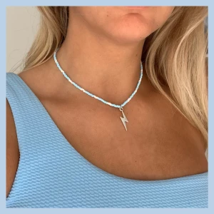 Pärlhalsband med blixt - 💙💙💙 Pärlhalsband med blixt som passar perfekt till sommaren! Frakt inkluderad