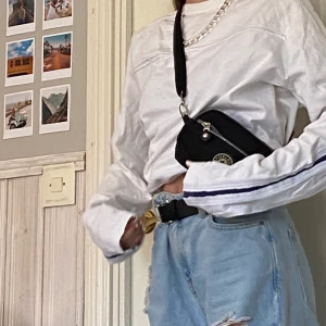 Vit sweater - Vit oversized sweater med blåa ränder längs armarna, rätt så gamal 